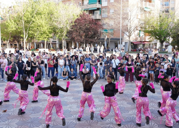 Abrera és solidària! El diumenge 14 d'abril va tenir lloc a la plaça de Pau Casals la Festa Solidària de recaudació de fons per a la investigació del càncer